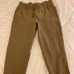 Lululemon On the Fly Crops Woven Size 8